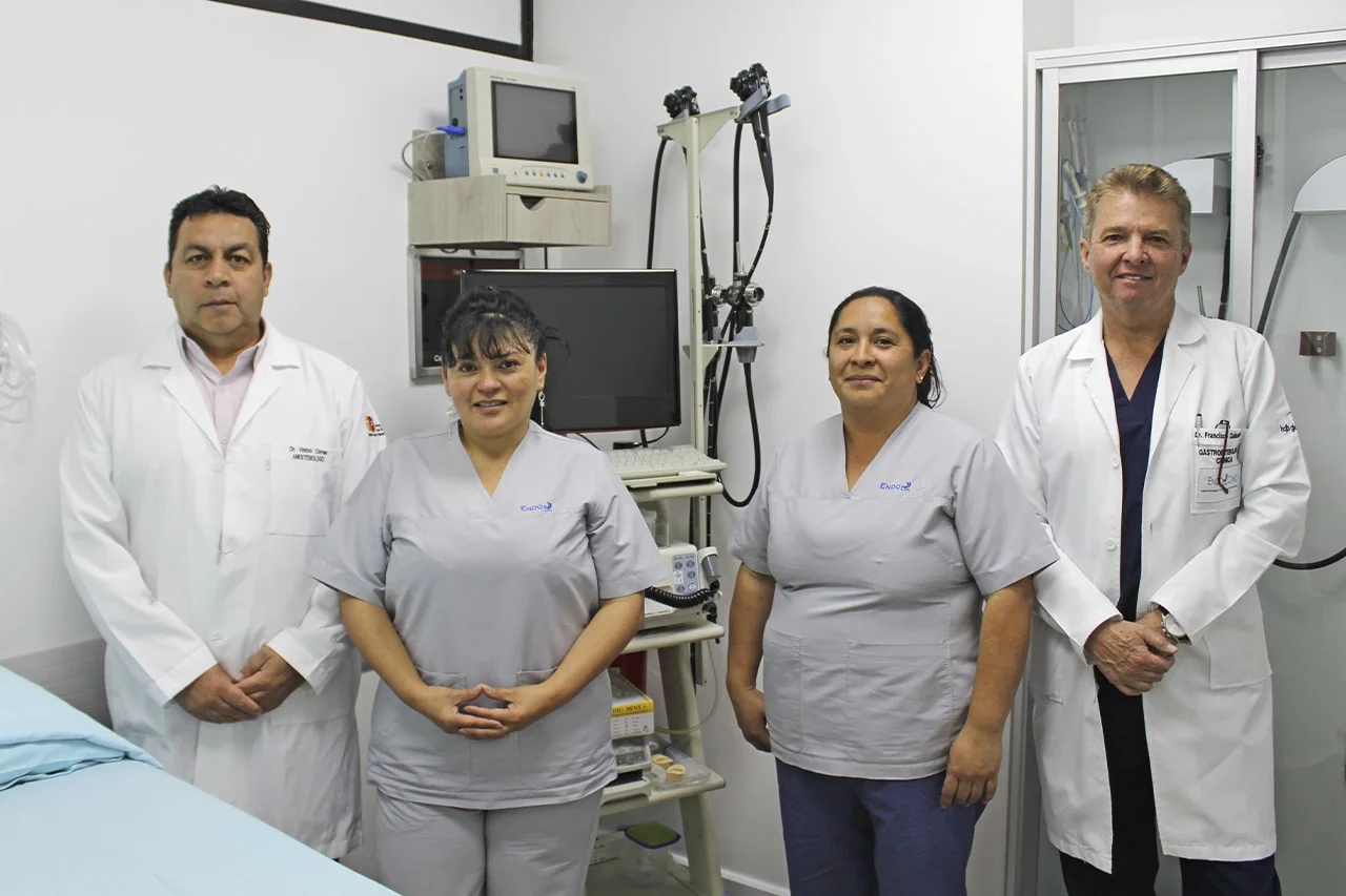 Equipo médico dedicado a la salud digestiva